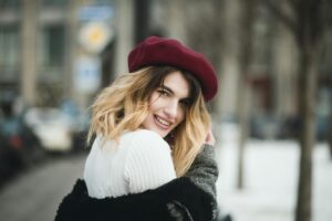 Hostessy na targach: Klucz do sukcesu Twojej firmy i atrakcyjnej promocji marki