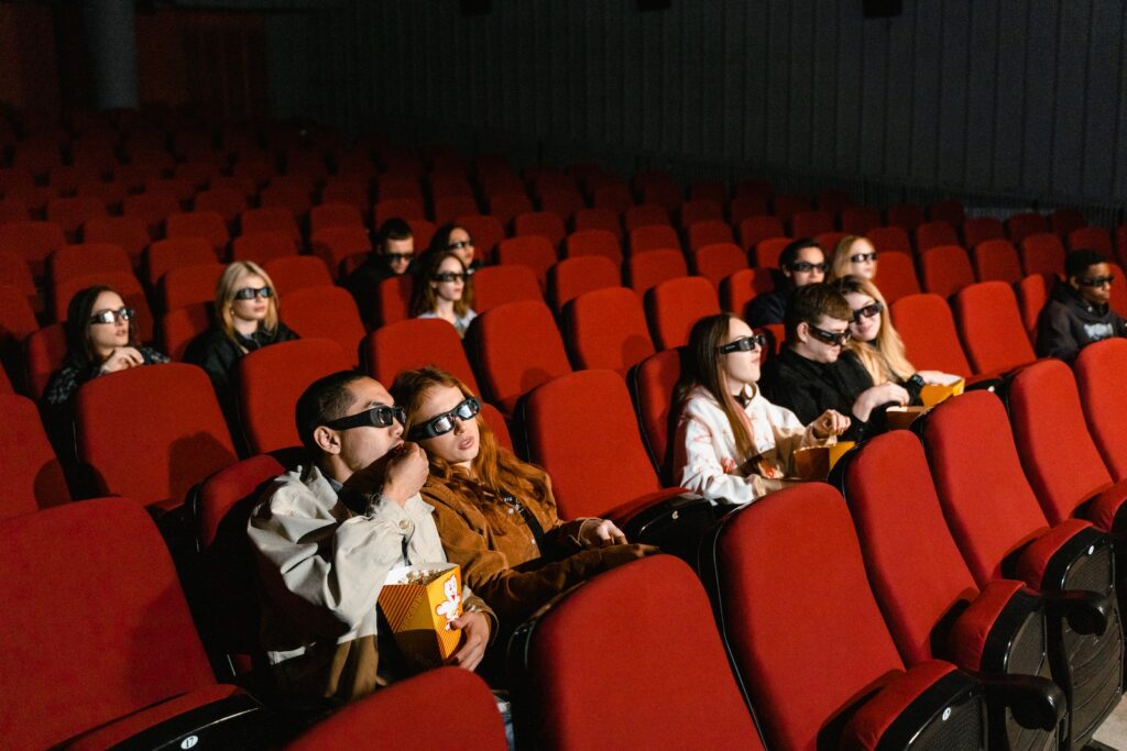 Filmowe pamiątki – które rekwizyty stały się kultowe dla fanów?