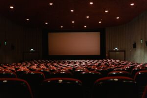 Komedie, które podbiły box office – dlaczego warto się pośmiać?